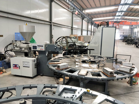 유일한 주조 기계가 기계를 만드는 회전하는 플라스틱 주조 신발에 의하여, 구두를 신깁니다